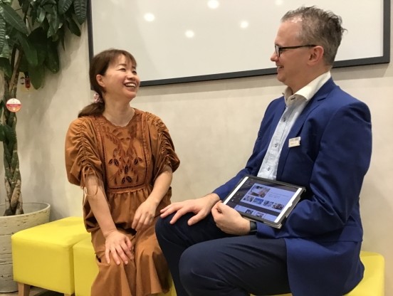 イーオン佐賀校ではクラスメイトとも仲良くなり、英語で色々な会話が弾んでいます。