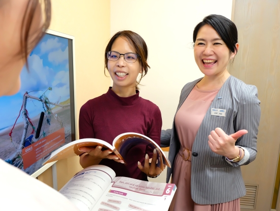 イーオン佐賀校では社会人の方も仕事帰りに楽しく通学、英語で話すことでリフレッシュされています。