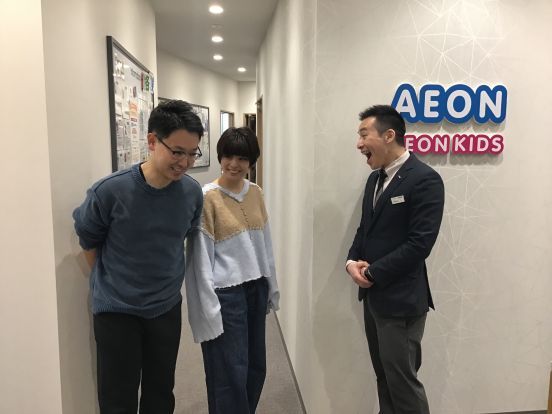 イーオン大宮西口校では、スタッフが笑顔でフレンドリーに対応します。