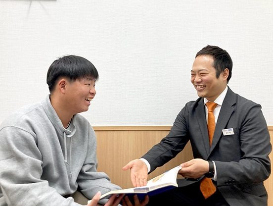 イーオン浜松校のスタッフが、生徒様を安心して学べるようサポートします。