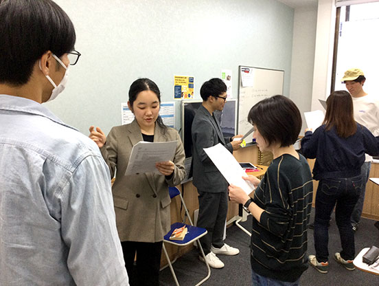 イーオン静岡草薙校の英会話一般コース、講師と複数人で会話練習や発表を行う参加型グループレッスンの様子。