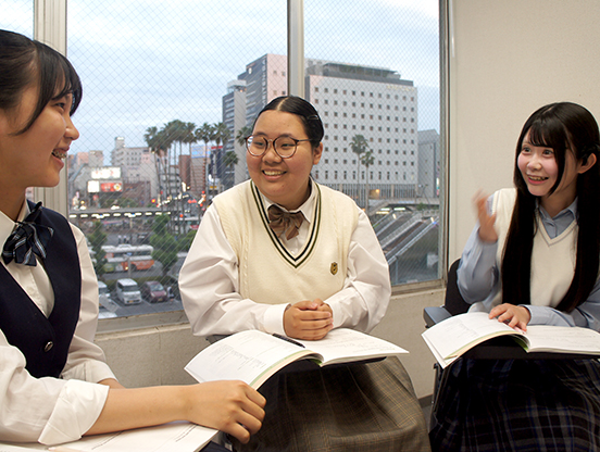 イーオン徳島校にはたくさんの高校生が通学中です。受験・将来に向けての英語力アップが可能！