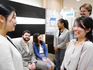 イーオン北千住校では、スタッフが笑顔でフレンドリーに対応します。