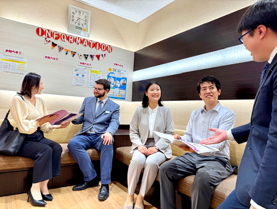 イーオンアルカキット錦糸町校のロビーで、講師とおしゃべり。