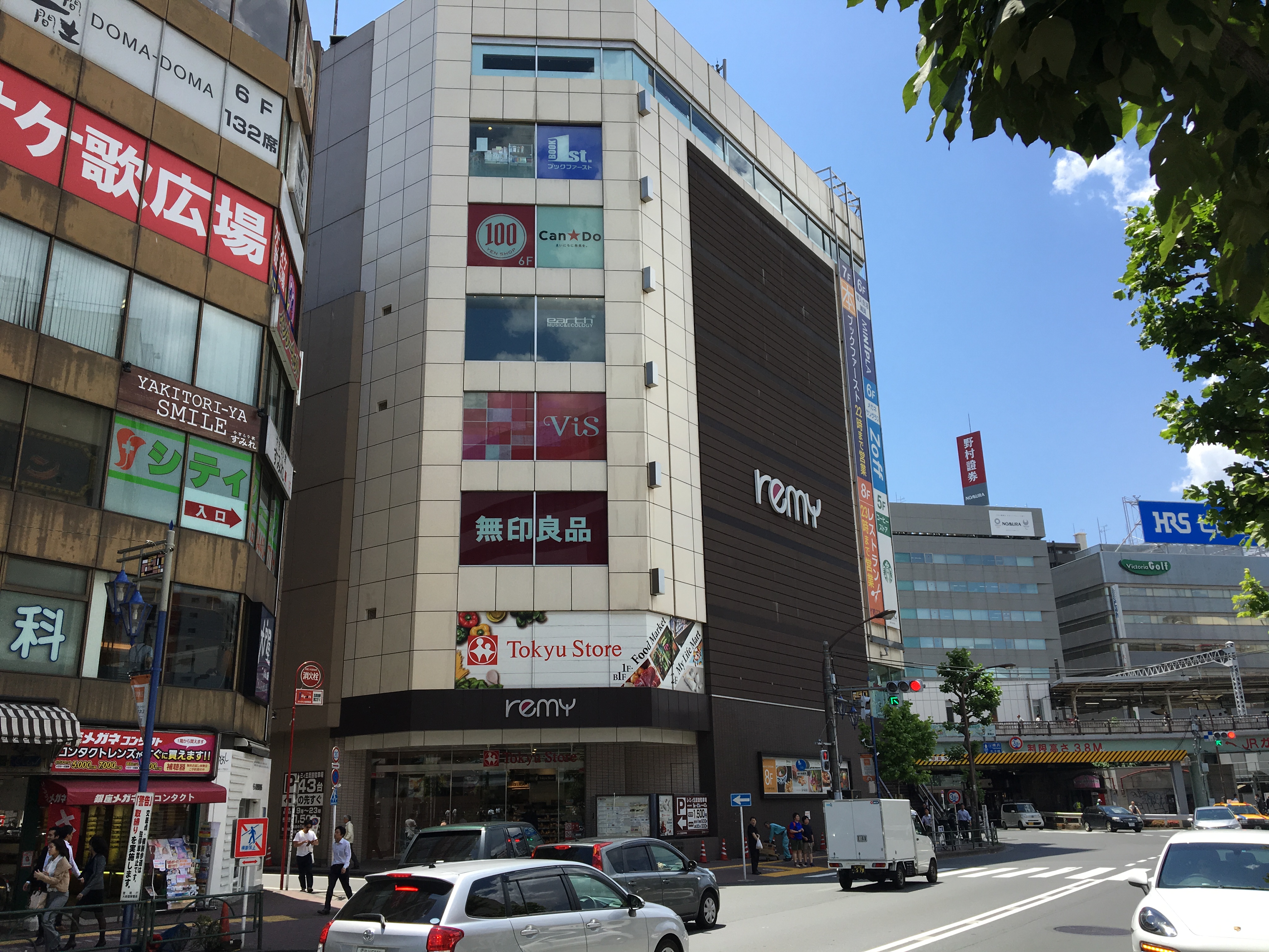 イーオン五反田校は、五反田駅ビルから徒歩20秒