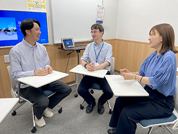 イーオン新宿本校では、少人数制グループレッスンが大人気。英語が初めての方も安心してレッスンを受けられます。