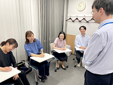 イーオン新宿本校では、新宿駅を通勤でご利用の生徒様が多いスクールです。異業種の方との交流が日常の刺激になりますね。
