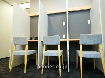 イーオン赤羽校の自習スペース。