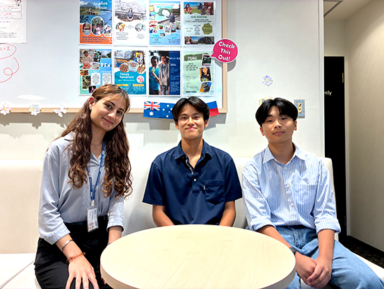 イーオン吉祥寺校では、多くの中高生も学んでいます。外国人の先生と英語でお話している姿はとても頼もしく見えます。