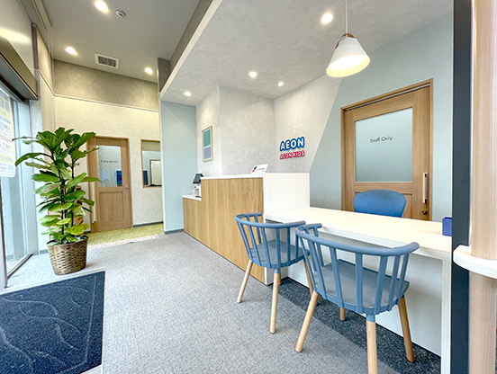 イーオン昭島校は、プレミスト昭島モリパークレジデンス内の新しくきれいなスクールです。昭島駅北口徒歩5分でアクセスも抜群。