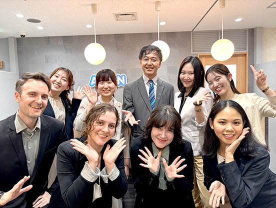イーオン新宿本校のスタッフは、生徒様の学習を力強くサポートします。
