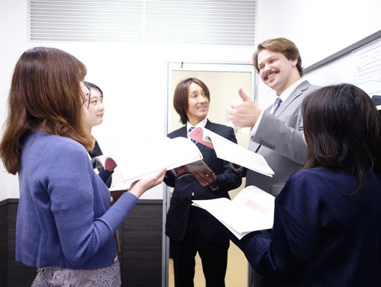 イーオンアルカキット錦糸町校には、楽しく学べる雰囲気を作る講師がいます。