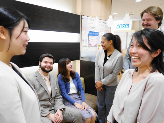 イーオンアルカキット錦糸町校のロビーで講師とおしゃべり♪