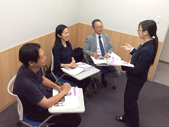イーオン豊洲シエルタワー校の一般レッスンの様子。
