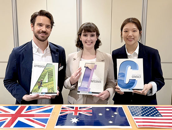 イーオン下北沢校の英会話講師3人が教材を持って集まっている