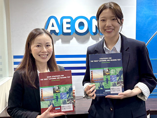 イーオン下北沢校の日本人講師がTOEIC® L&Rの教材を案内している