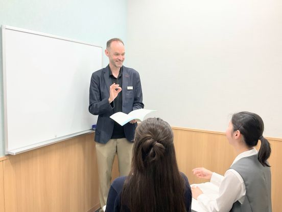 イーオンこどもでぱーと中野校では、親しみやすく実力派の講師が指導します。