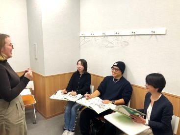 イーオンこどもでぱーと中野校には、楽しく学べる雰囲気を作る講師がいます。