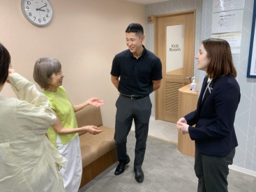 ロビーでも気軽に英語で雑談♪