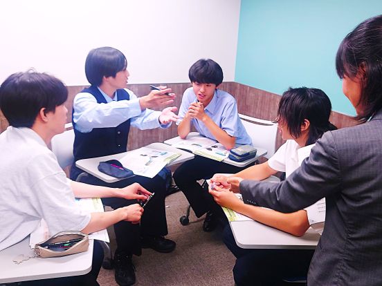 イーオン調布校ではクラスメイトと仲良く学習をすすめます。新しいコミュニティを楽しんでください。