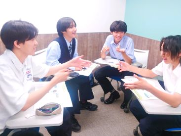 イーオン調布校では学校・職場が違う人が集まって楽しく英語で意見交換をします。