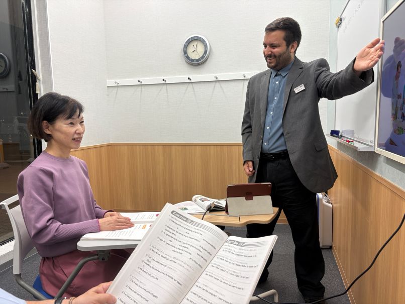 平日はお仕事帰りに英会話を学ばれる生徒様が多いです。